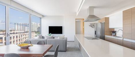 Een koelkast, een microgolfoven, een kookplaat