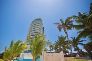 Exterior - Beach, pool, 3BR Apartment - 8 guests (Cancún)