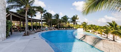 Una piscina con borde infinito