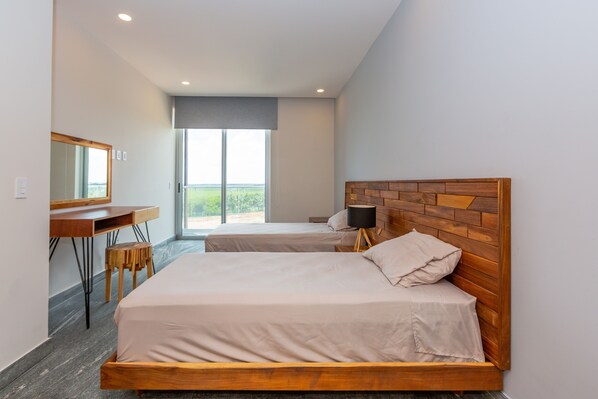 Una habitación de hotel moderna con una cama grande, un escritorio y una silla.