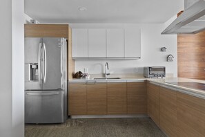Frigorífico, microondas, placa de cocina y utensilios de cocina