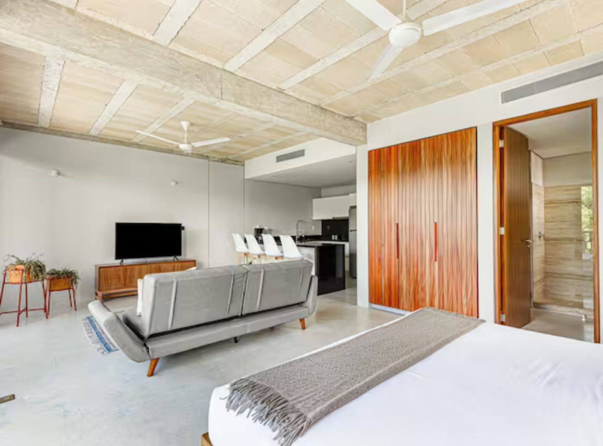 H12 · Sophisticated - Large Loft With Pool