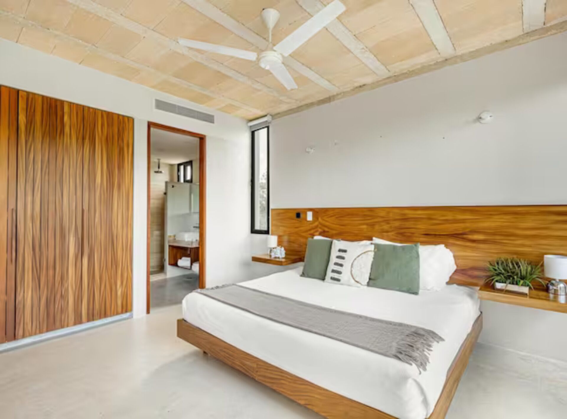 H12 · Sophisticated - Large Loft With Pool