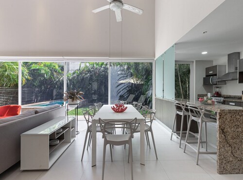 4 bedroom house- private pool!