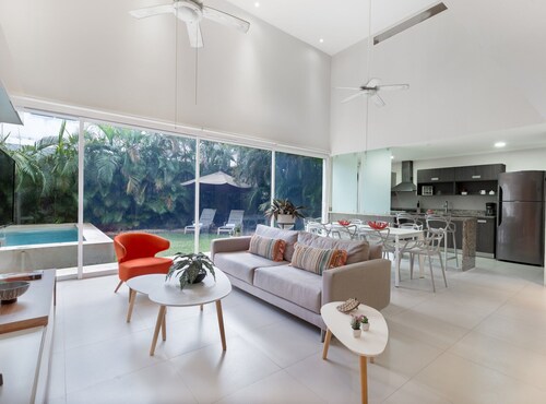 Teyra · 4 bedroom house- private pool!