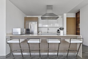 Refrigerador, microondas, placa de cocina, utensilios de cocina