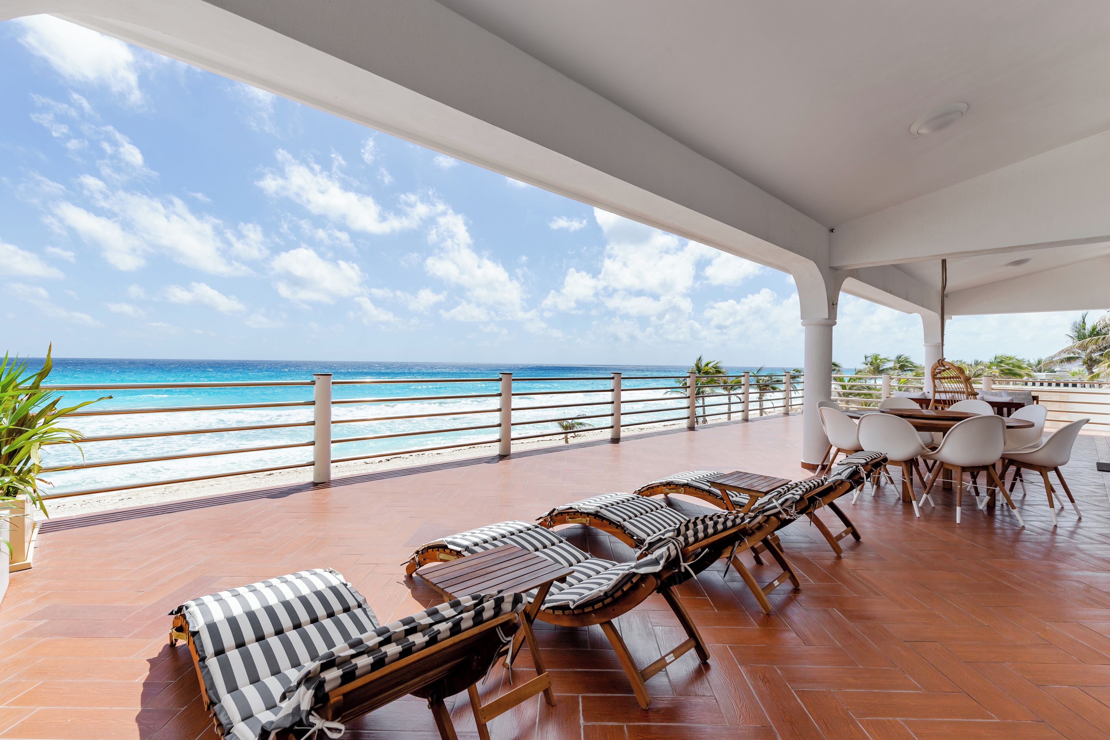 Vm4 · Amazing 5 BR villa on the beach!