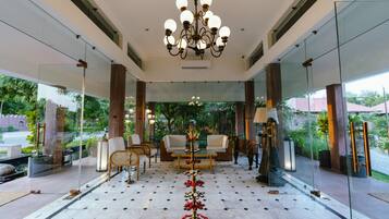 Coin salon dans le hall