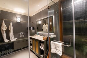 Een douche, gratis toiletartikelen, een haardroger, badjassen