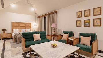 Exclusive-Villa | Wohnbereich | 65-Zoll-LED-Fernseher mit Kabelempfang