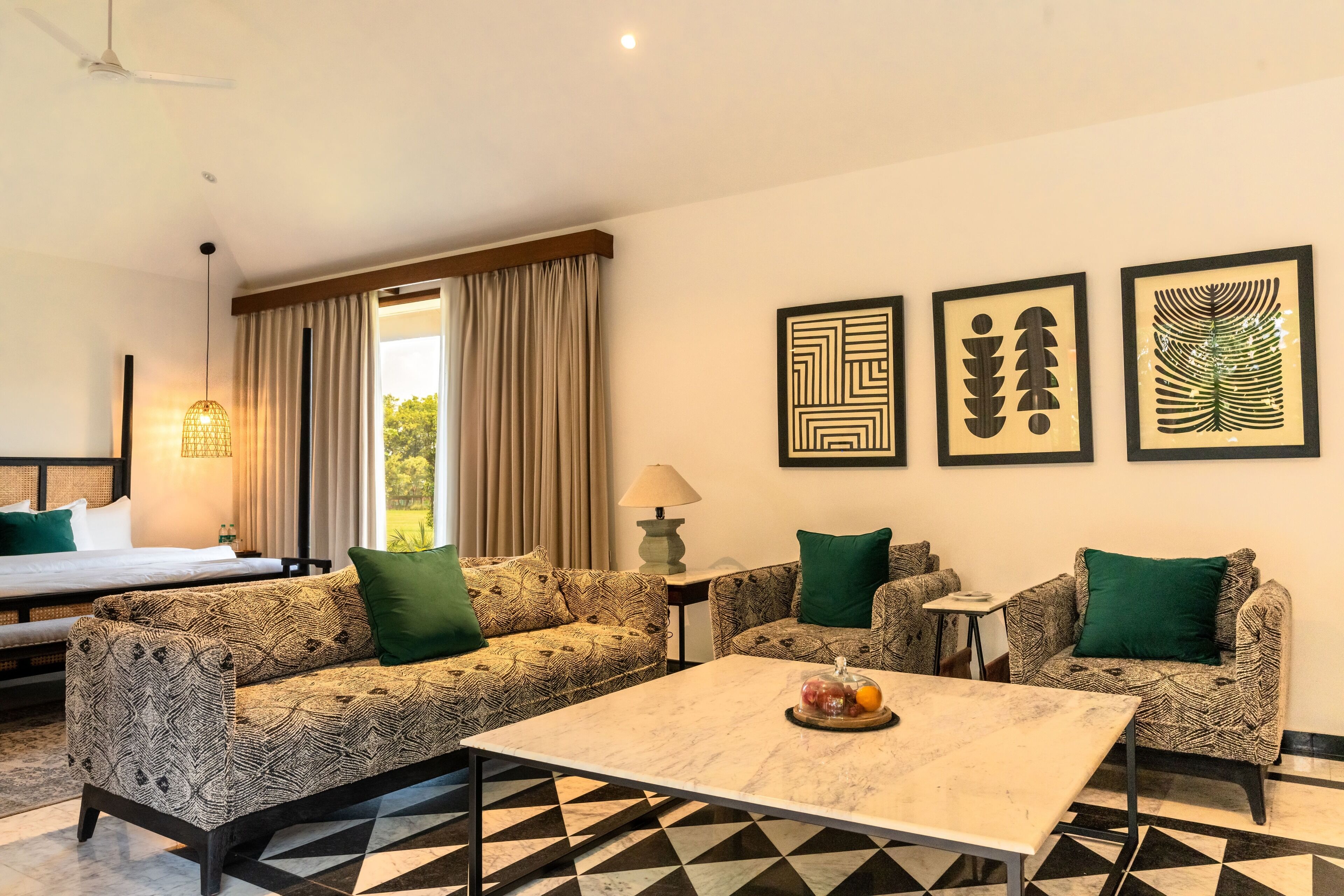 65-英寸LED 电视（配备有线频道）