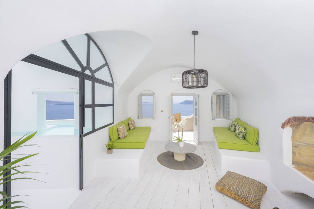 Grand Villa, Private Plunge Pool, Sea View | Oppholdsområde | En 42-tommers LCD-TV med Parabol-TV samt TV
