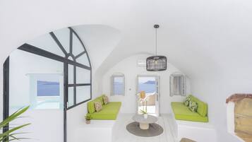 Grand Villa, Private Plunge Pool, Sea View | Area soggiorno | TV LCD 42 pollici con canali satellitari, TV