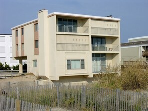 Exterior - Kitschy, cute 2-bedroom oceanfront condo with tropical decor and free WiFi located midtown and just steps to the beach! (Ocean City)
