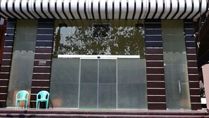 Un hotel con fachada de vidrio moderna y un letrero llamativo que dice "Hotel International".