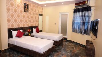 Standard-dobbeltværelse | Minibar, pengeskab på værelset, lydisolering, gratis Wi-Fi