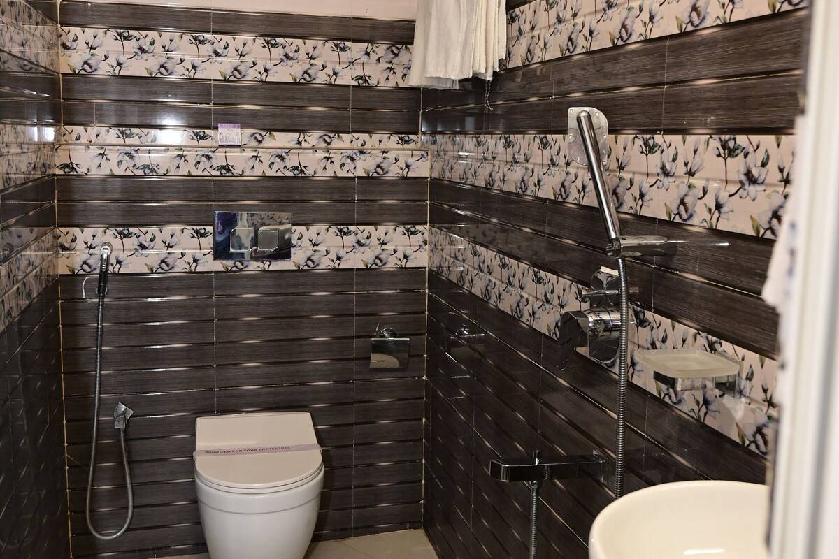 Une petite salle de bain avec des toilettes, un lavabo et une douche.