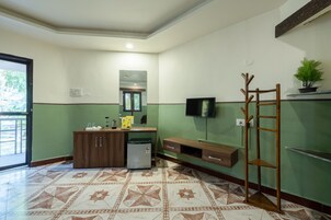 Muebles diferentes y ropa de cama 