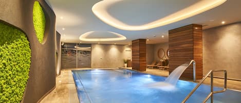 Una piscina cubierta