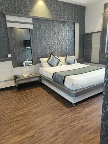 Kiara Eshosans Palace 