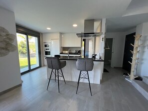 Mikroaaltouuni, uuni, liesi, astianpesukone