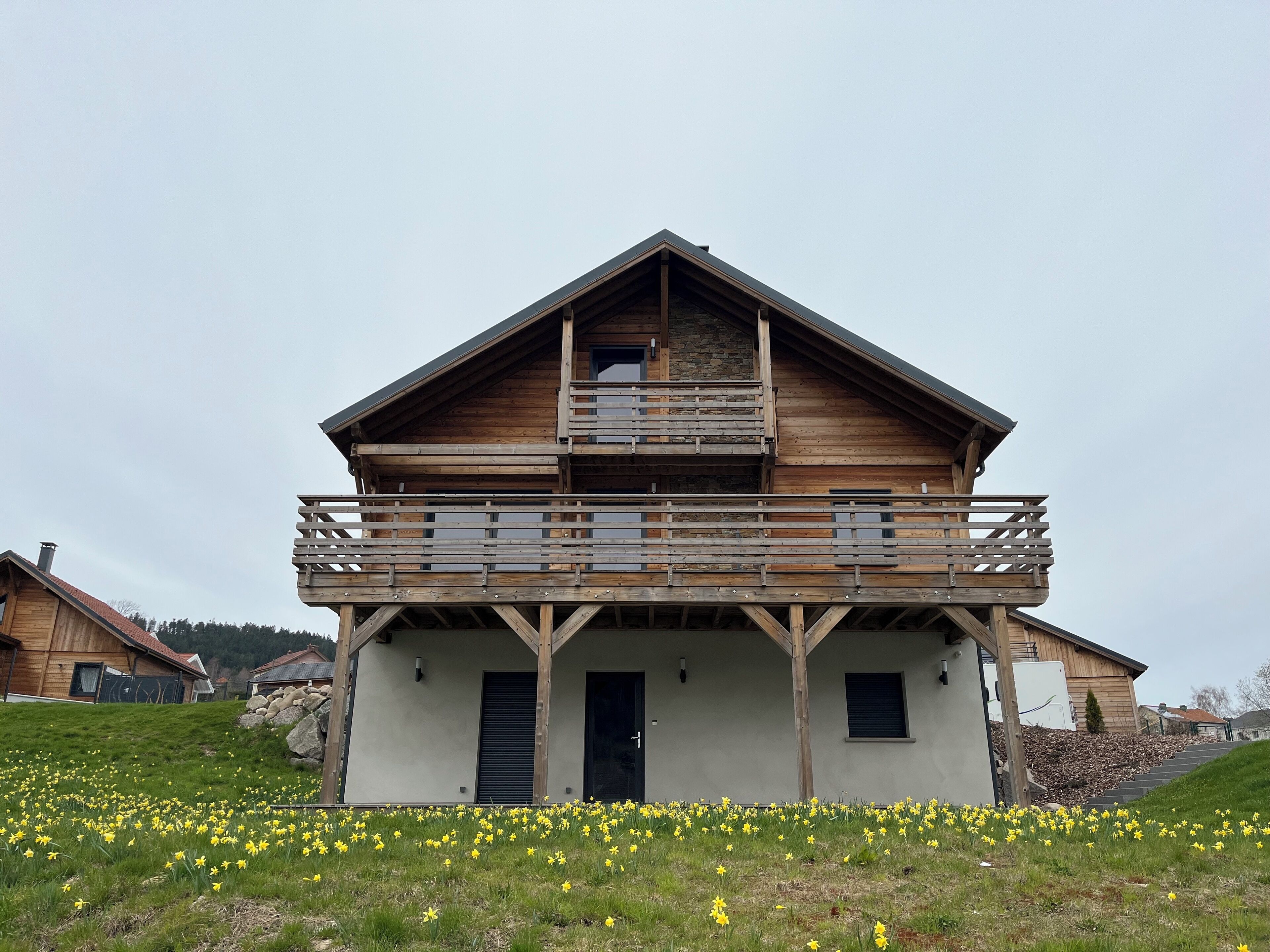 Cozy chalet located on the heights 2 km from the city center, near trails..