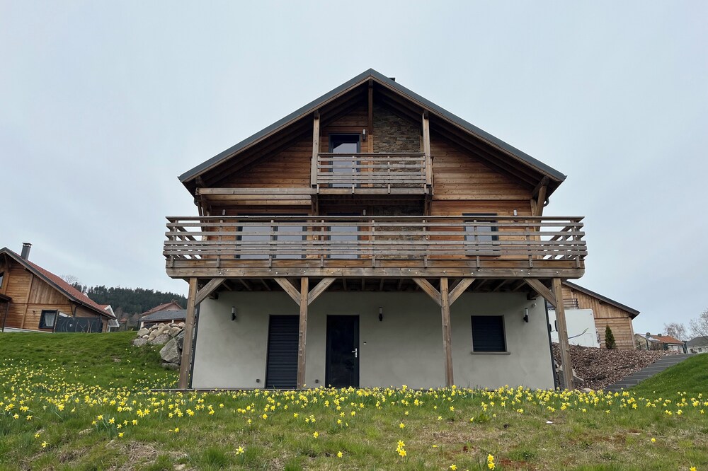 Cozy chalet located on the heights 2 km from the city center, near trails..