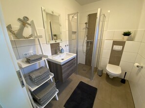 Dusche, Haartrockner, Handtücher, Seife