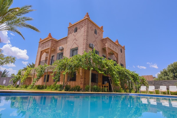 Una piscina al aire libre de temporada