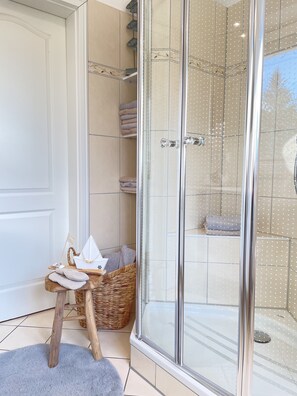 Dusche, Haartrockner, Bidet, Handtücher