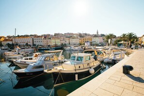 Marina - Upper floor apartment with sea view, balcony, garden, parking, air conditioning in every room. Room (Mali Lošinj)