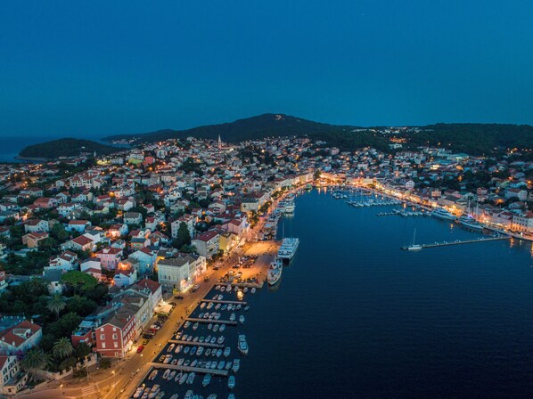 Marina - Upper floor apartment with sea view, balcony, garden, parking, air conditioning in every room. Room (Mali Lošinj)