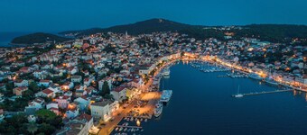 Upper floor apartment with sea view, balcony, garden, parking, air conditioning in every room. Room