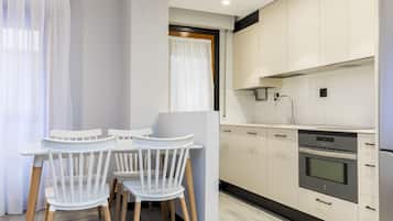 Een magnetron, een oven, een kookplaat, een vaatwasser