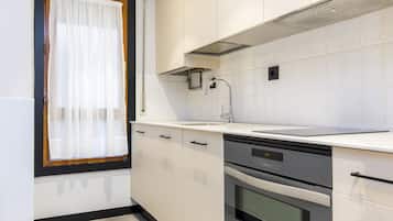 Een magnetron, een oven, een kookplaat, een vaatwasser