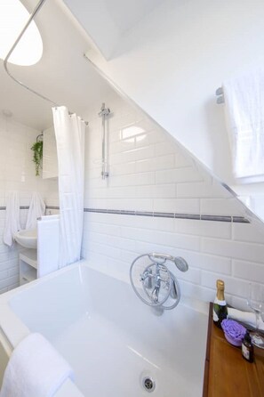 Hair dryer, towels, soap, shampoo - Hidden Gem in Covent Garden, contemporary design with private terrace (London)