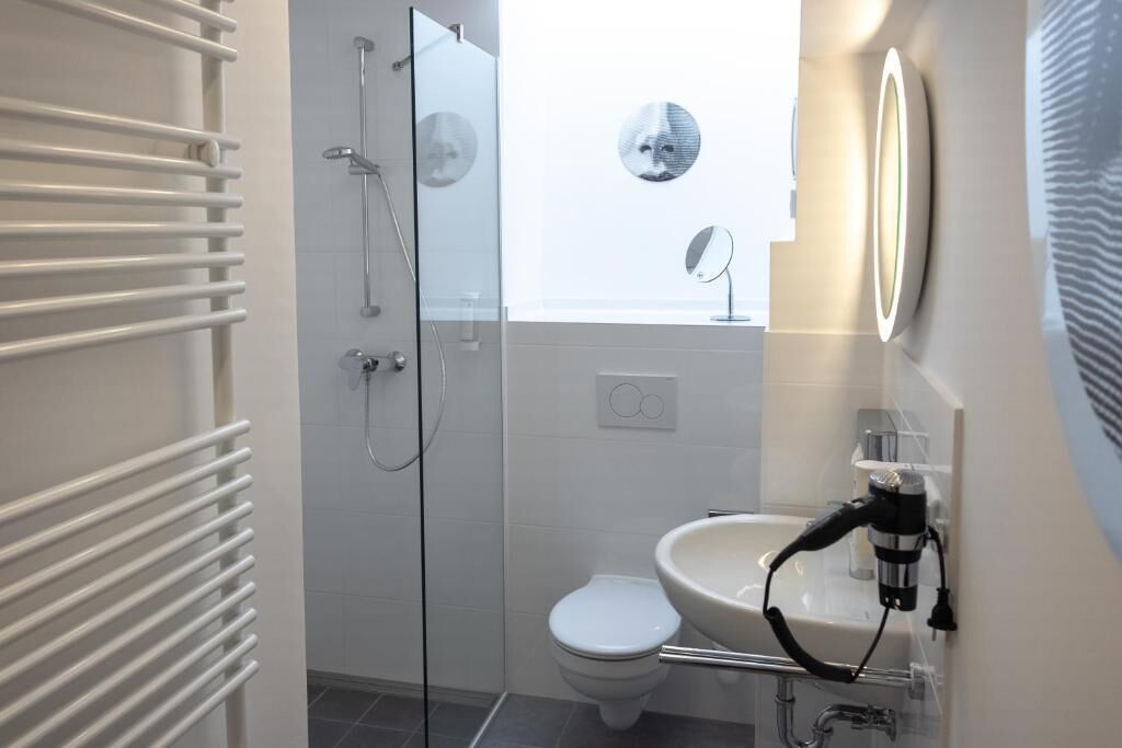 Doppelzimmer | Badezimmer | Dusche, kostenlose Toilettenartikel, Haartrockner, Handtücher