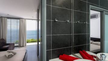 8 makuuhuonetta, työpöytä