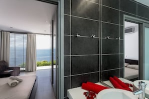 8 bedrooms, desk