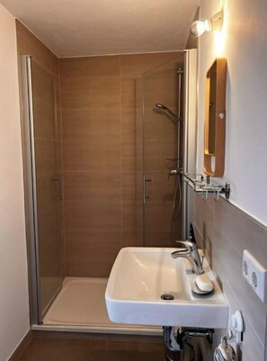 Regadera, toallas, jabón, papel de baño 