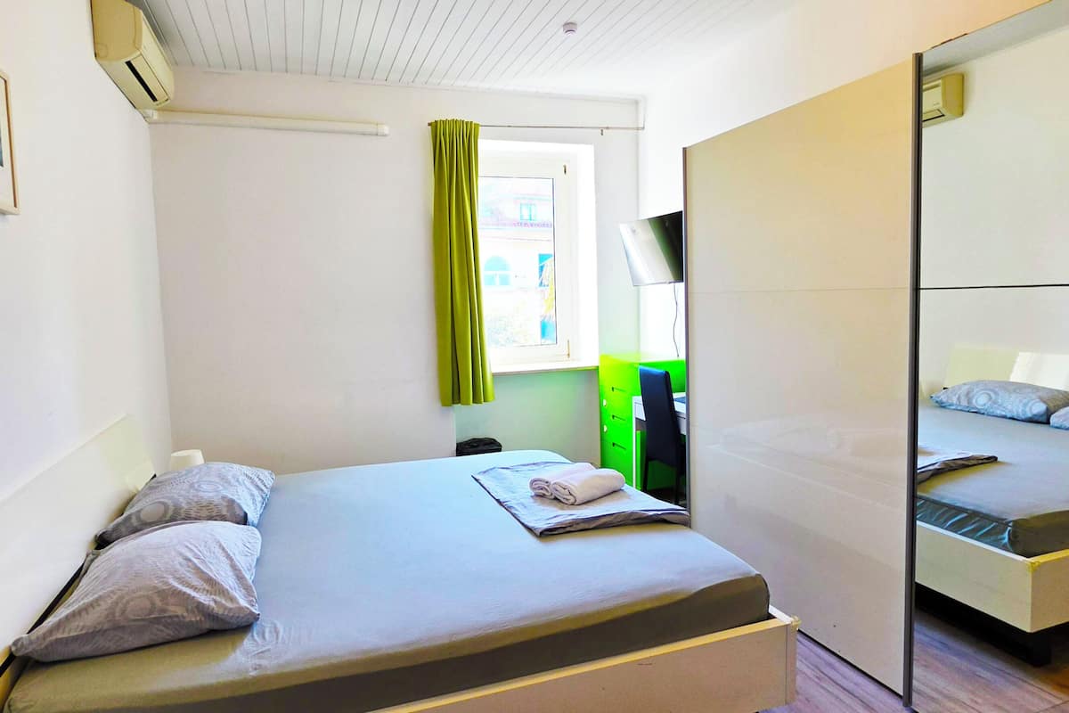 Laptop workspace, WiFi (free), bed sheets