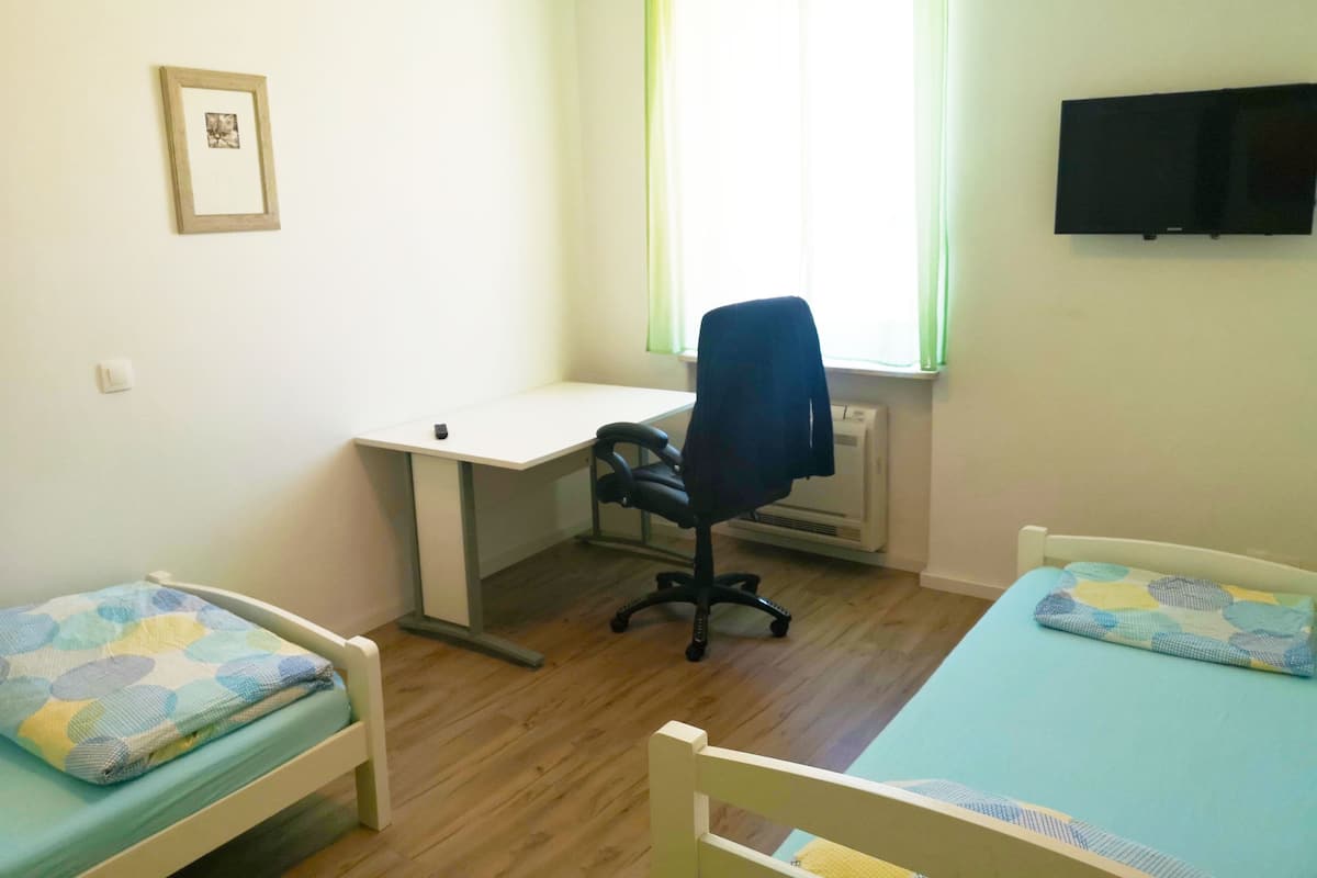 Room, 2 Katil Bujang (Single), Shared Bathroom | Ruang kerja komputer riba, Wi-fi percuma, cadar katil