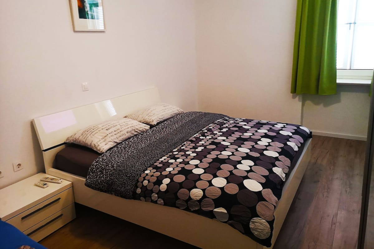 Room, 1 Katil Ratu (Queen), Non Smoking, Shared Bathroom | Ruang kerja komputer riba, Wi-fi percuma, cadar katil