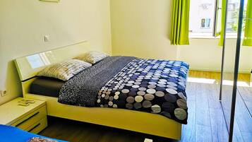 Huone, 1 keskisuuri parisänky, tupakointi kielletty, jaettu kylpyhuone | Kannettavalle tietokoneelle sopiva työtila, ilmainen Wi-Fi