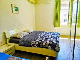 Espacio para trabajar con laptop, wifi gratis y ropa de cama 