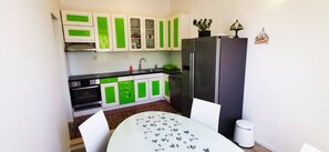 Full-size fridge, microwave, oven, stovetop - Chillax Rooms (Split)