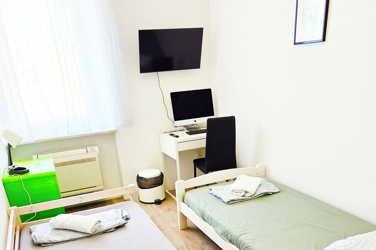 Rum - 2 enkelsängar - icke-rökare - delat badrum | Arbetsyta för laptop, gratis wi-fi och sängkläder