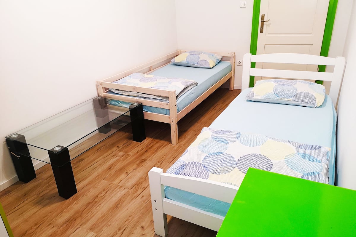 Room, 2 Katil Bujang (Single), Non Smoking, Shared Bathroom | Ruang kerja komputer riba, Wi-fi percuma, cadar katil
