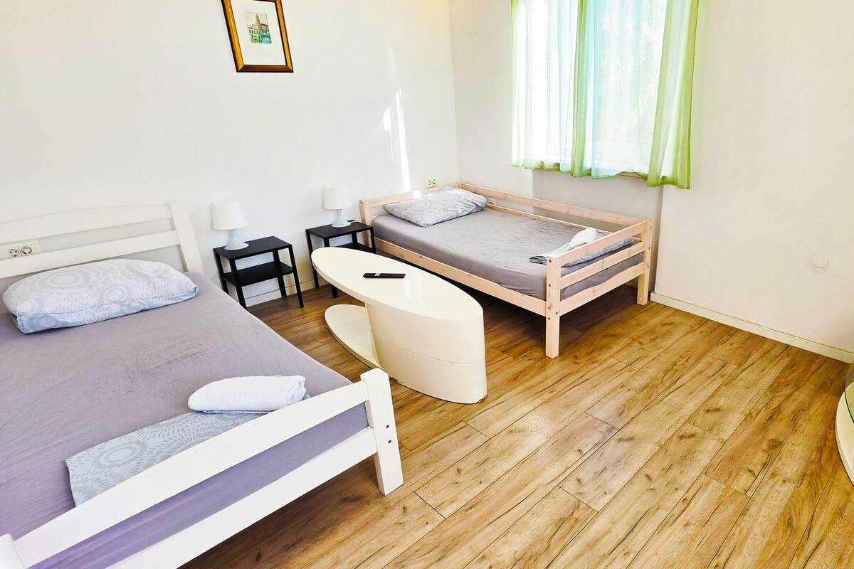 Rum - 2 enkelsängar - delat badrum - utsikt mot staden | Arbetsyta för laptop, gratis wi-fi och sängkläder