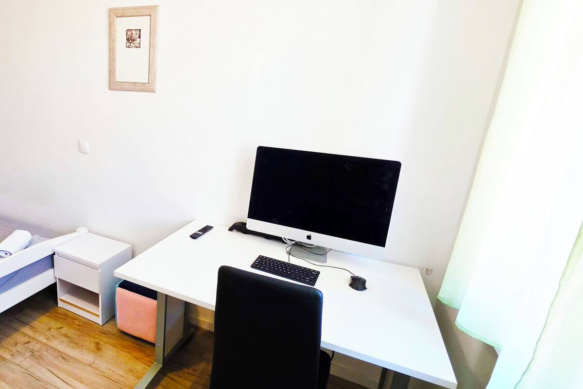Rum - 2 enkelsängar - delat badrum | Arbetsyta för laptop, gratis wi-fi och sängkläder